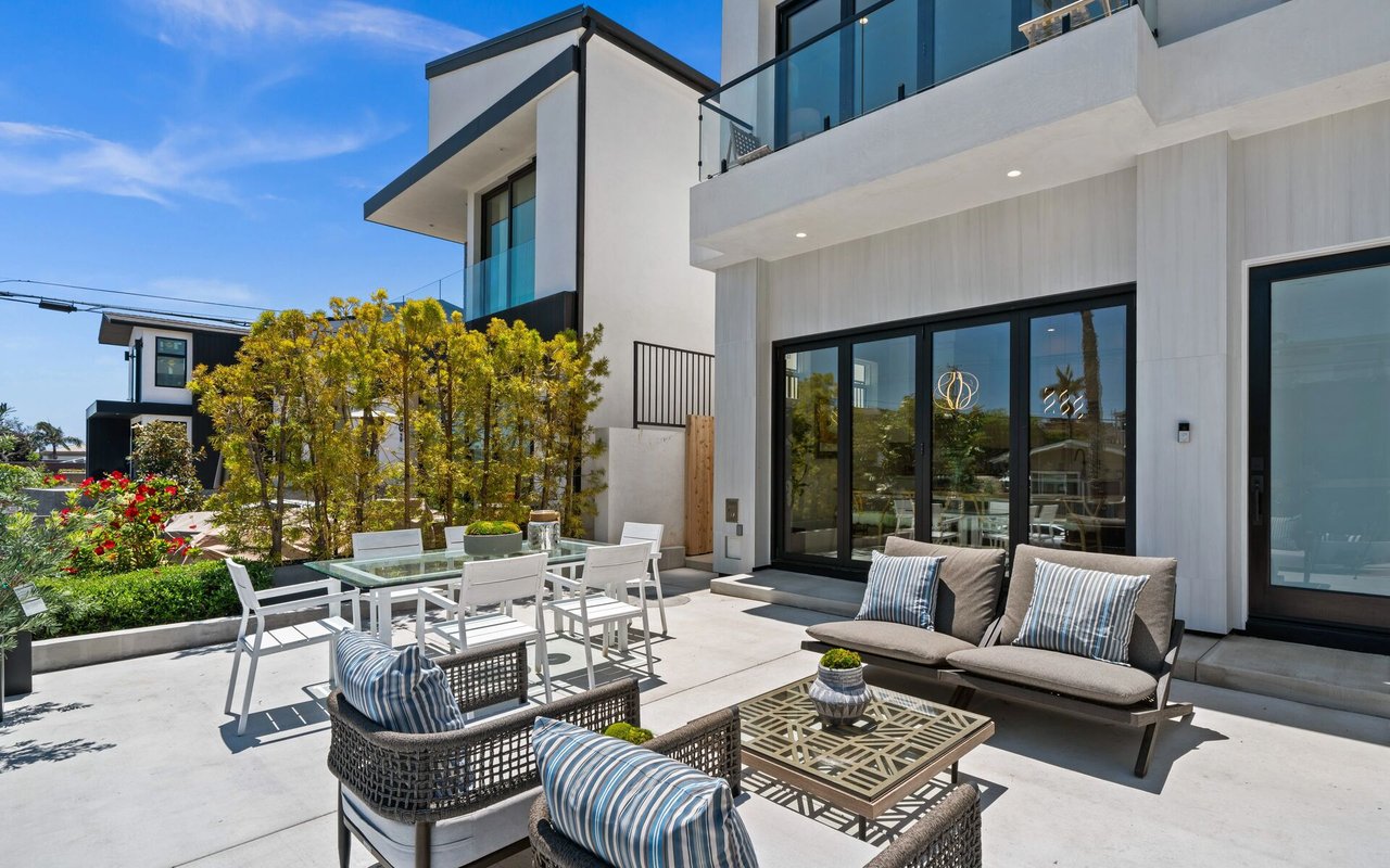 Bradenton Homes with 5+ Car Garage Garage Description