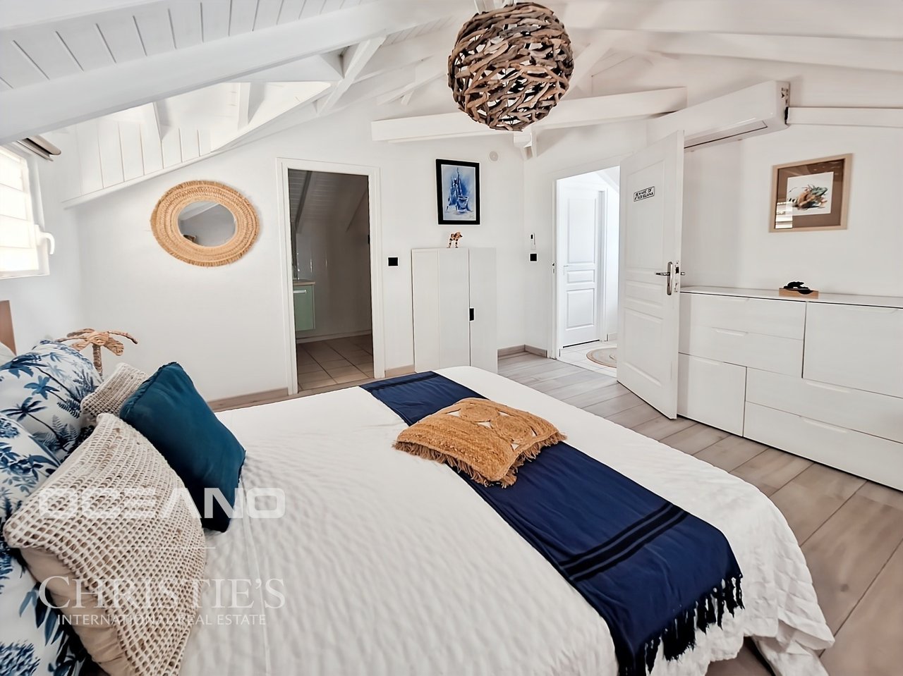 Sea View Villa + 2 Bedroom Apartment – Sought-After Area
