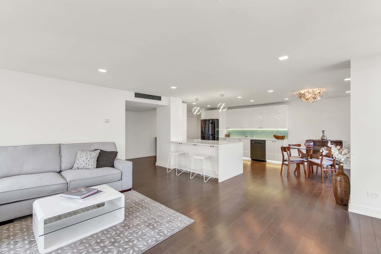 339 W Barry Avenue, #22C