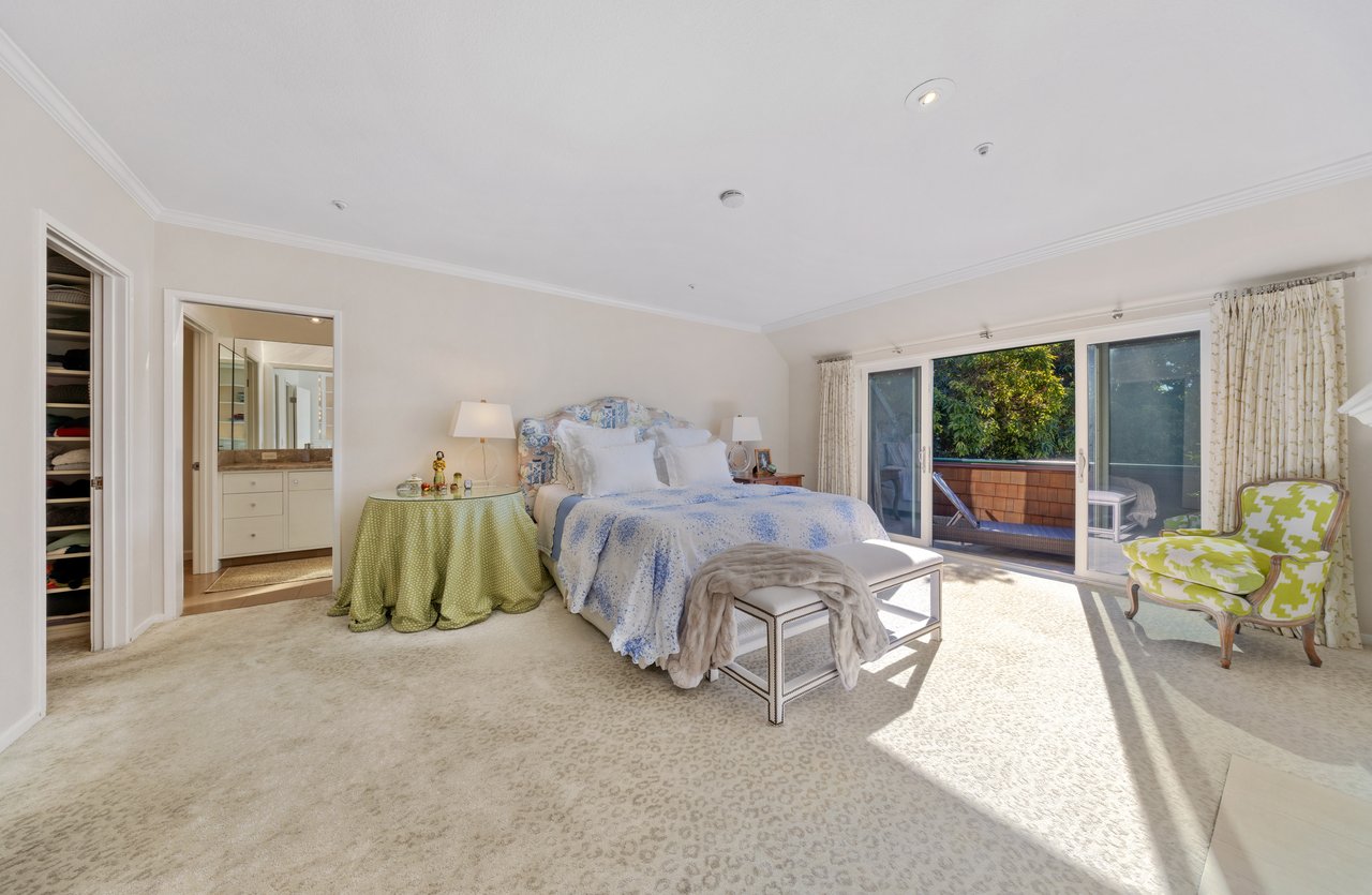 Luxurious End Unit in Point Tiburon