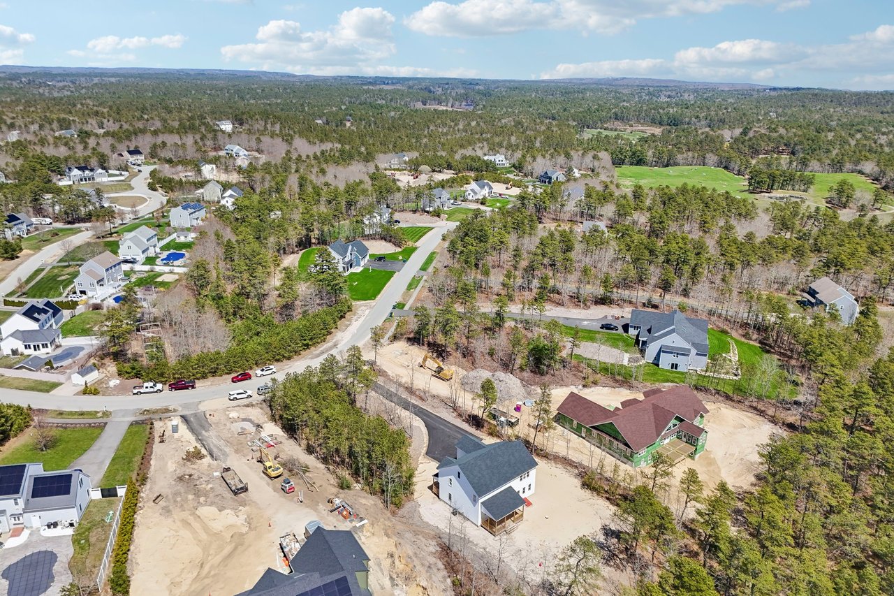 33 Seabiscuit Dr, Plymouth, MA 02360