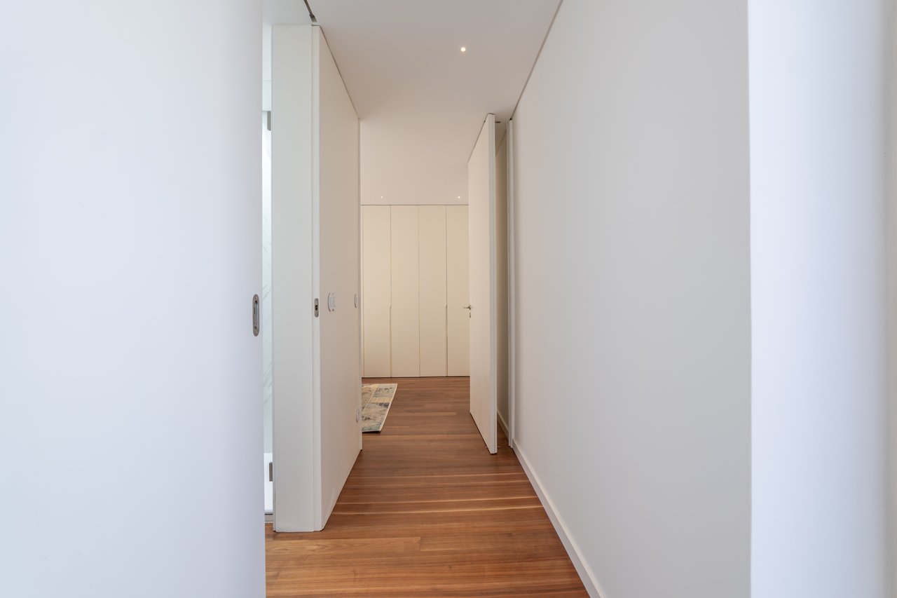 Modern 2-Bedroom Apartment with Expansive Private Terrace & Sort-term Rental (AL) License in Central Porto