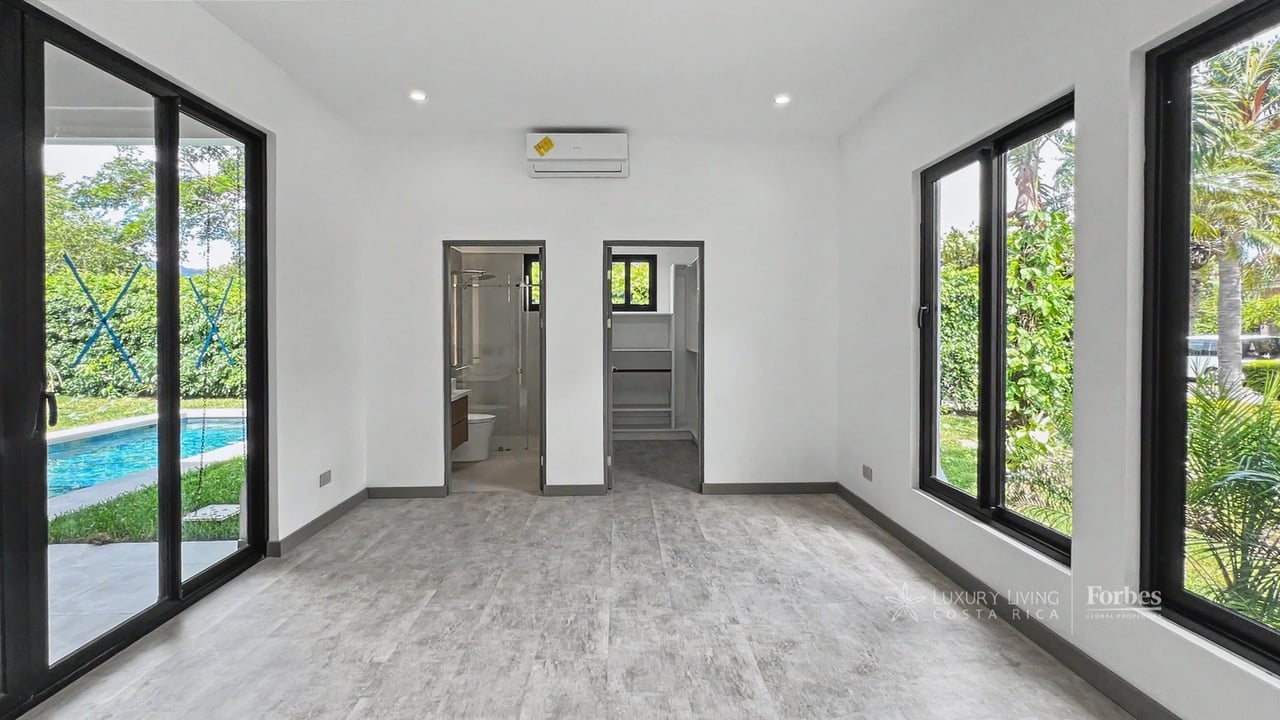 21468 - Remodeled 1-level house, 4 bedrooms, pool, terrace and garden