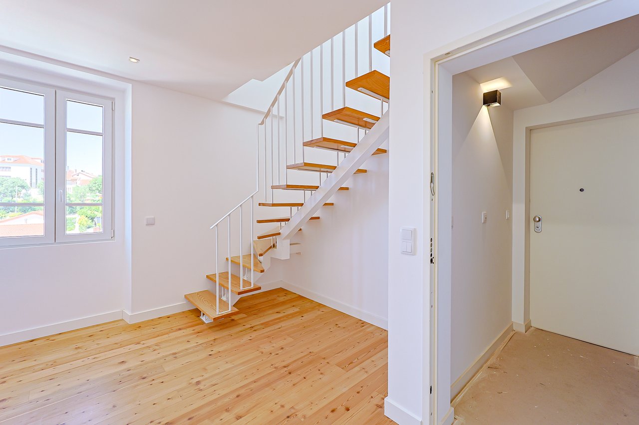 3 Bedroom Duplex with Sea View, Balcony & Private Lift in Monte Estoril
