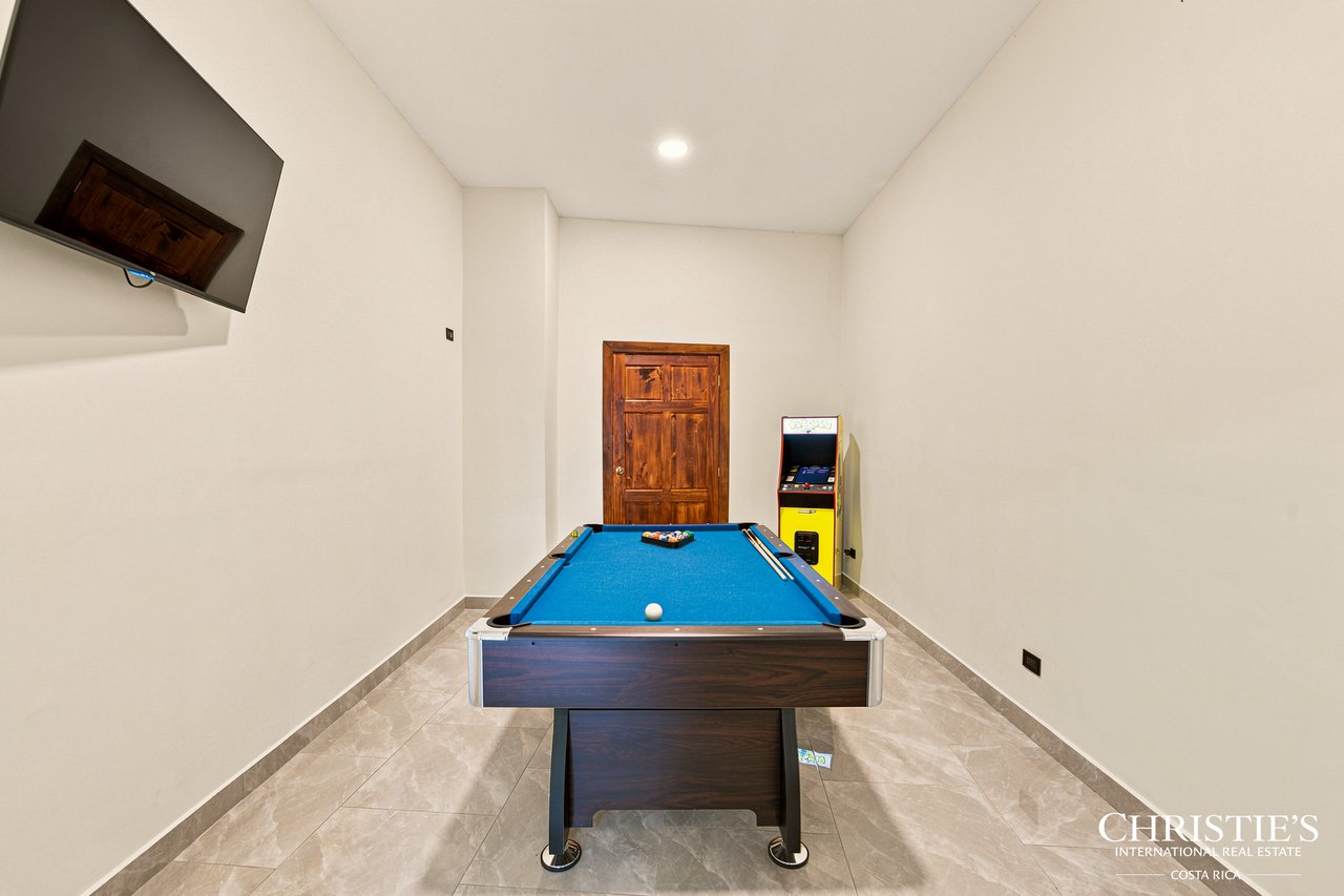 LE CLOS - An Exclusive Three-Residence Estate 