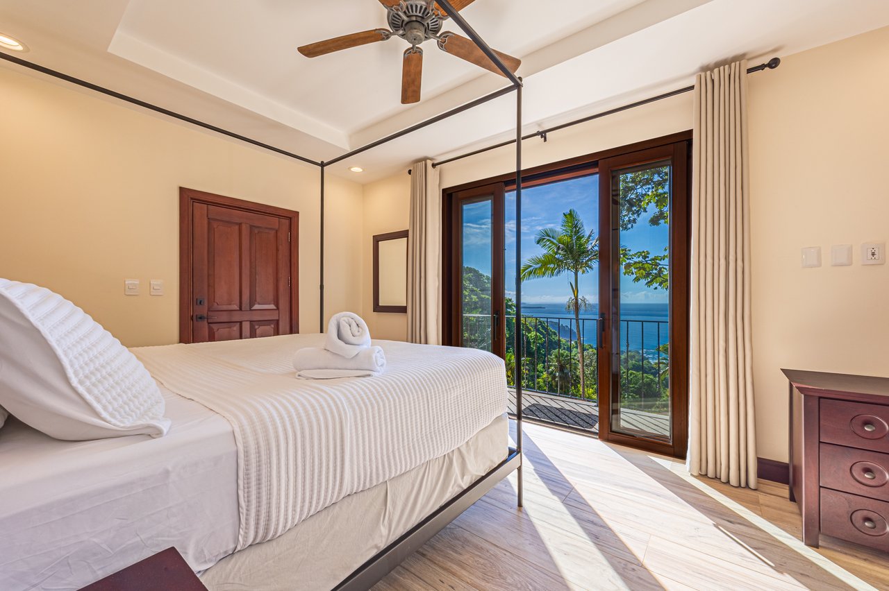 Nido Escondido, Playa Dominical