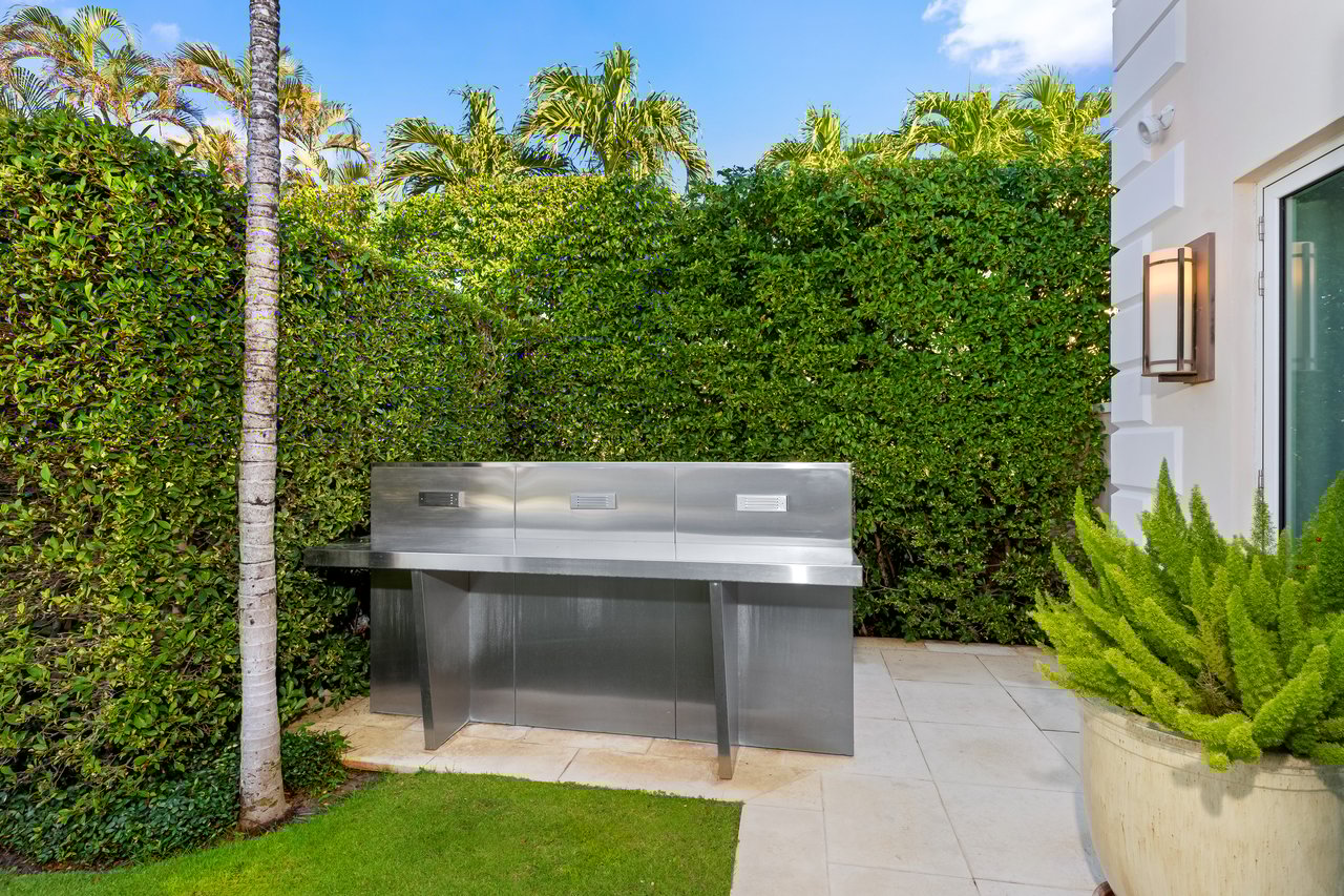 Georgian Waterfront Mansion on Everglades Island