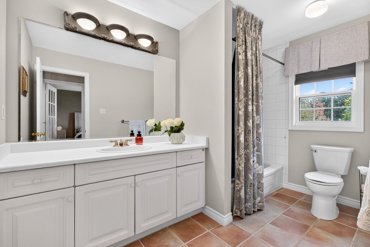 Executive Millcroft Townhome