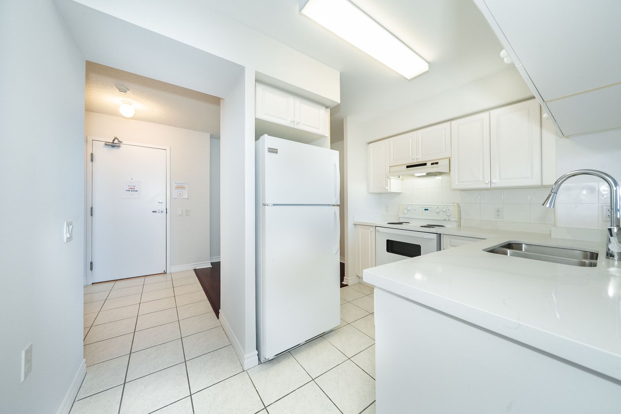 9015 Leslie Street, 807