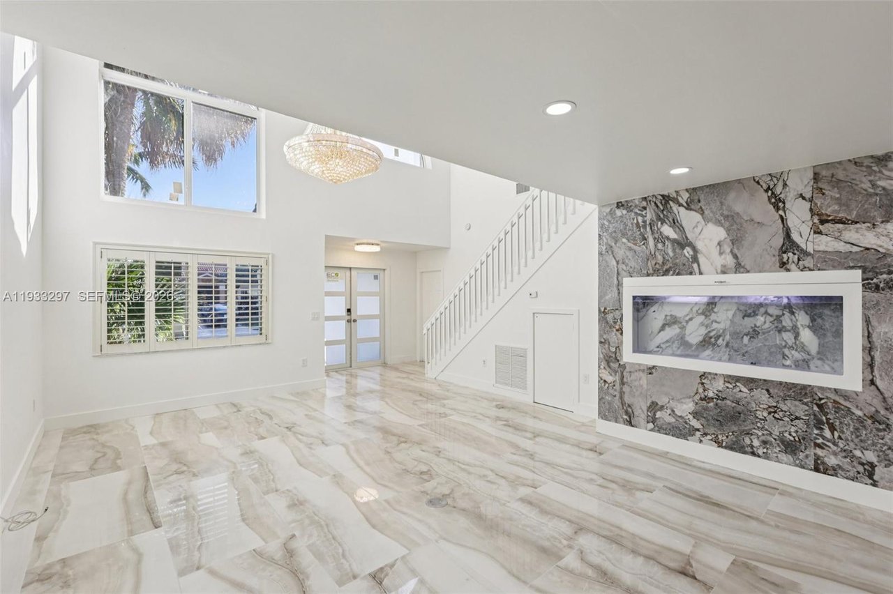 plantation-home-for-sale-foyer