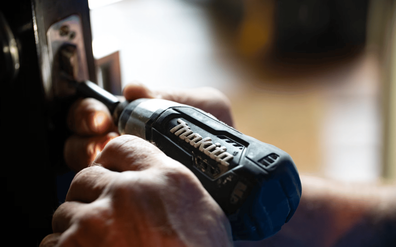 Should You Hire a Contractor or Do It Yourself?