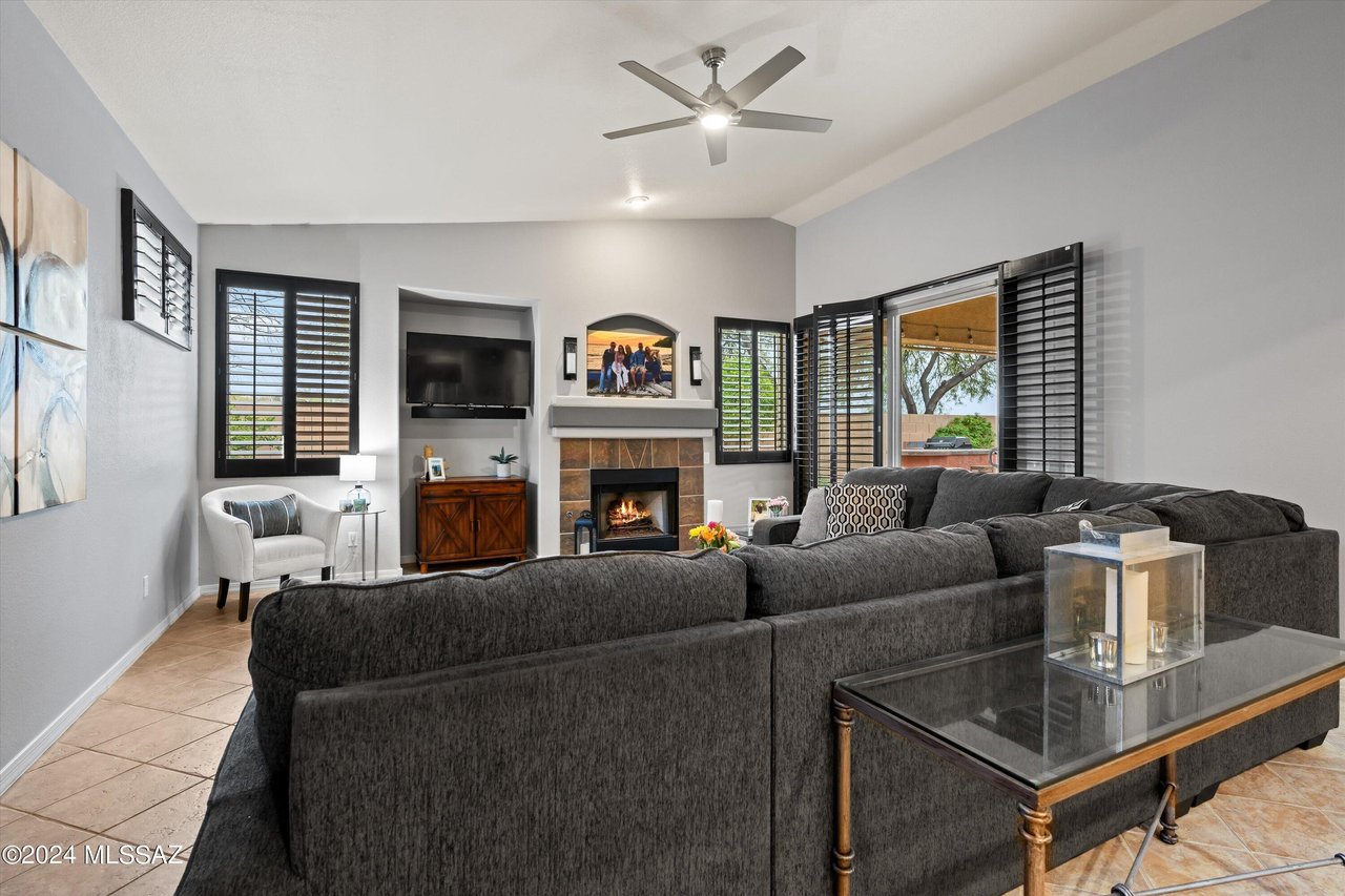 1009 W Leatherleaf Dr