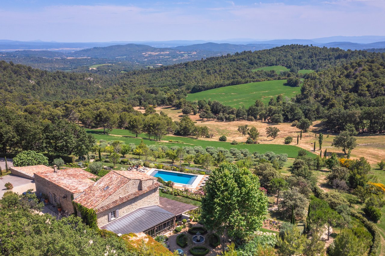 an exeptional domain of over 100 hectares in a dream location 