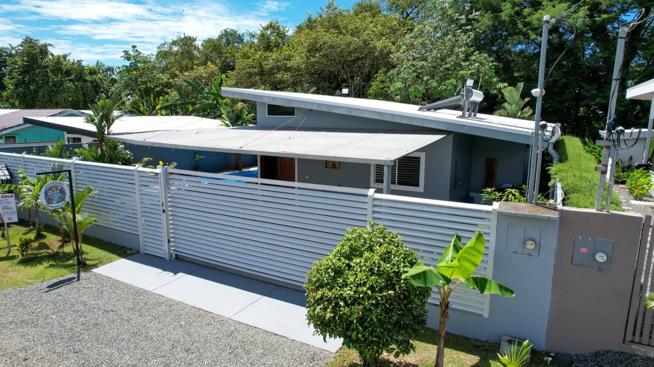 Immaculate 3-Bedroom Home with Pool Near Marino Ballena National Park