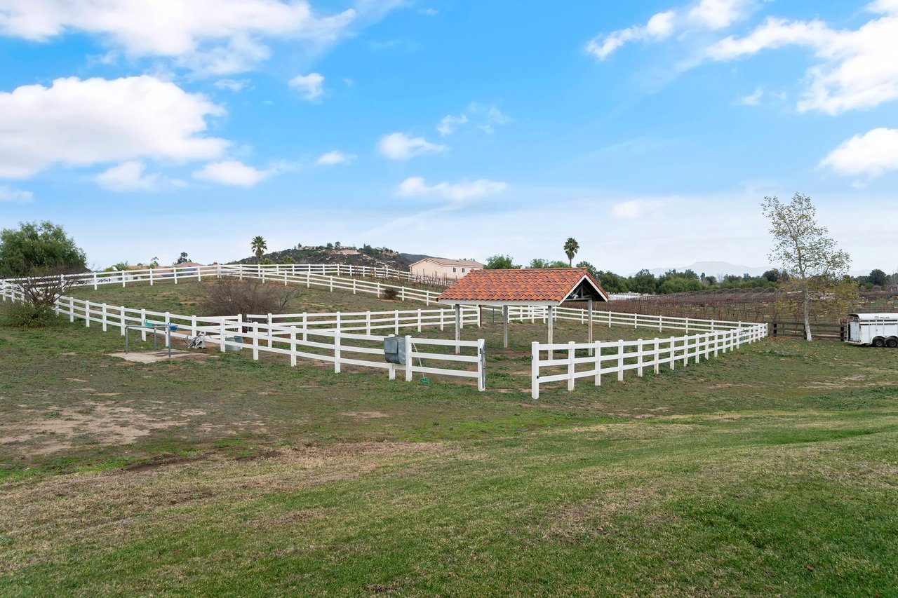 38405 Avenida La Cresta
