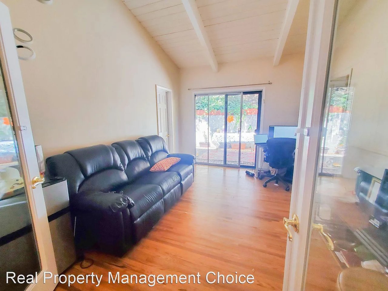1115 N Beverly Glen Blvd
