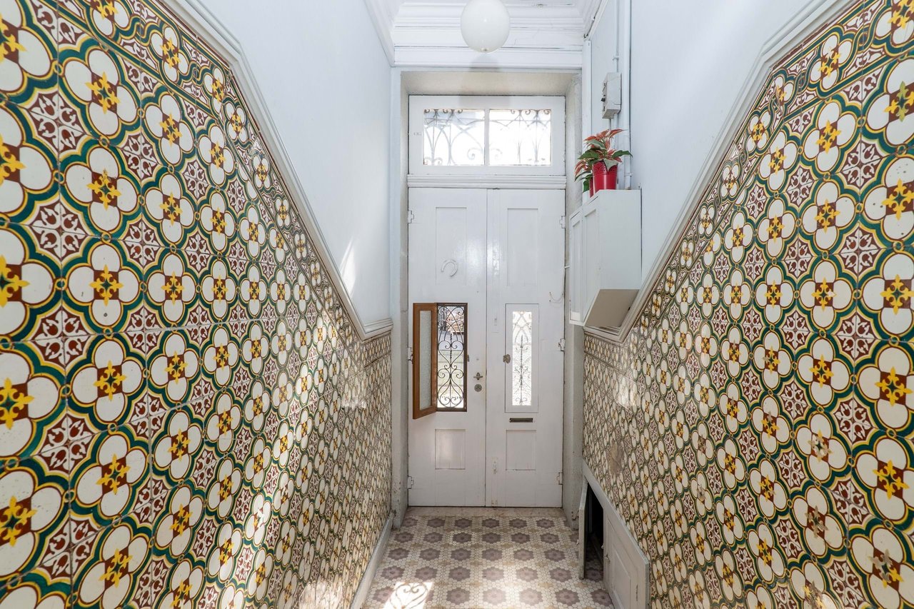 Historic Home for Restoration in Matosinhos, Porto – Prime Coastal Investment Opportunity