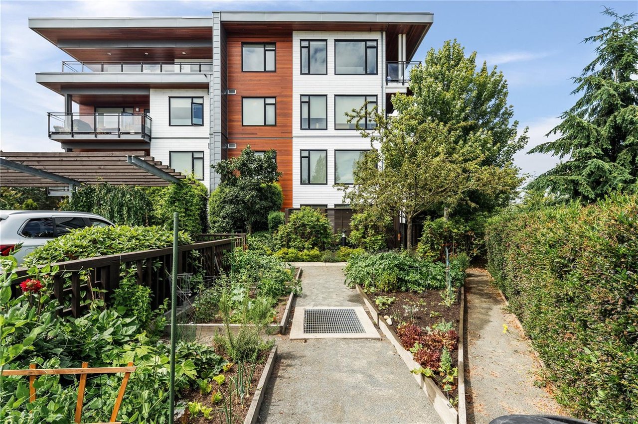 302-3815 Rowland Ave