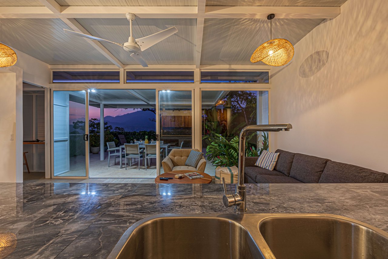 Casa Las Palmeras, Stunning Mountain and Ocean View Home