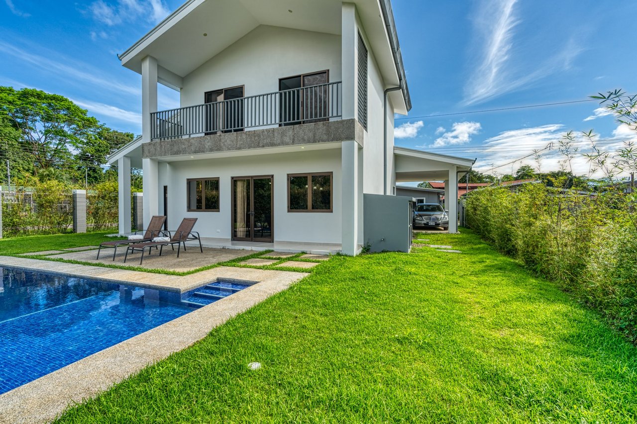 3 BEDROOM MODERN HOME WITH POOL WALKING DISTANCE TO EVERYTHING IN UVITA