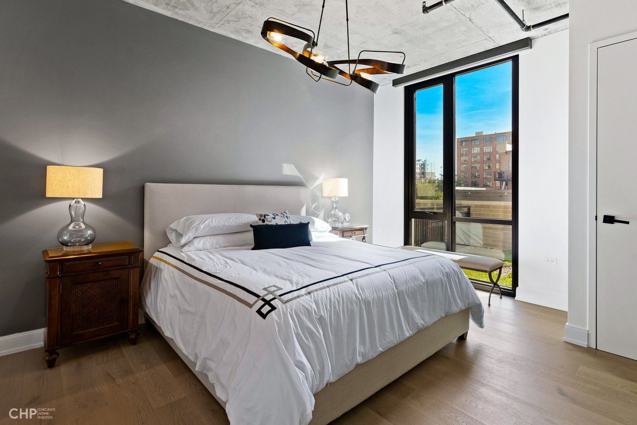 West Loop Luxury: 111 S Peoria St, #210