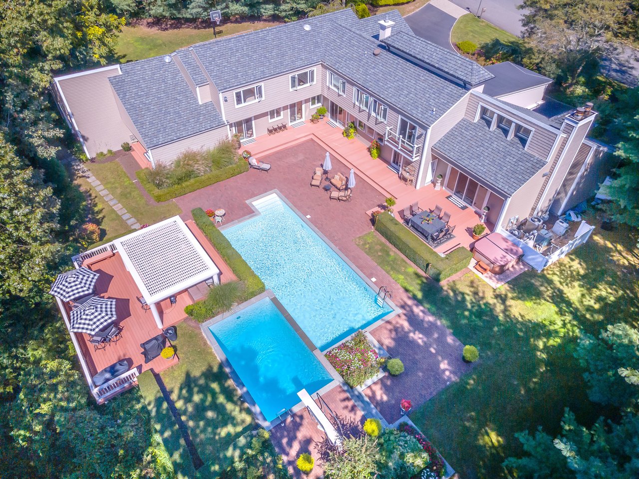 19 Etna Lane, Dix Hills
