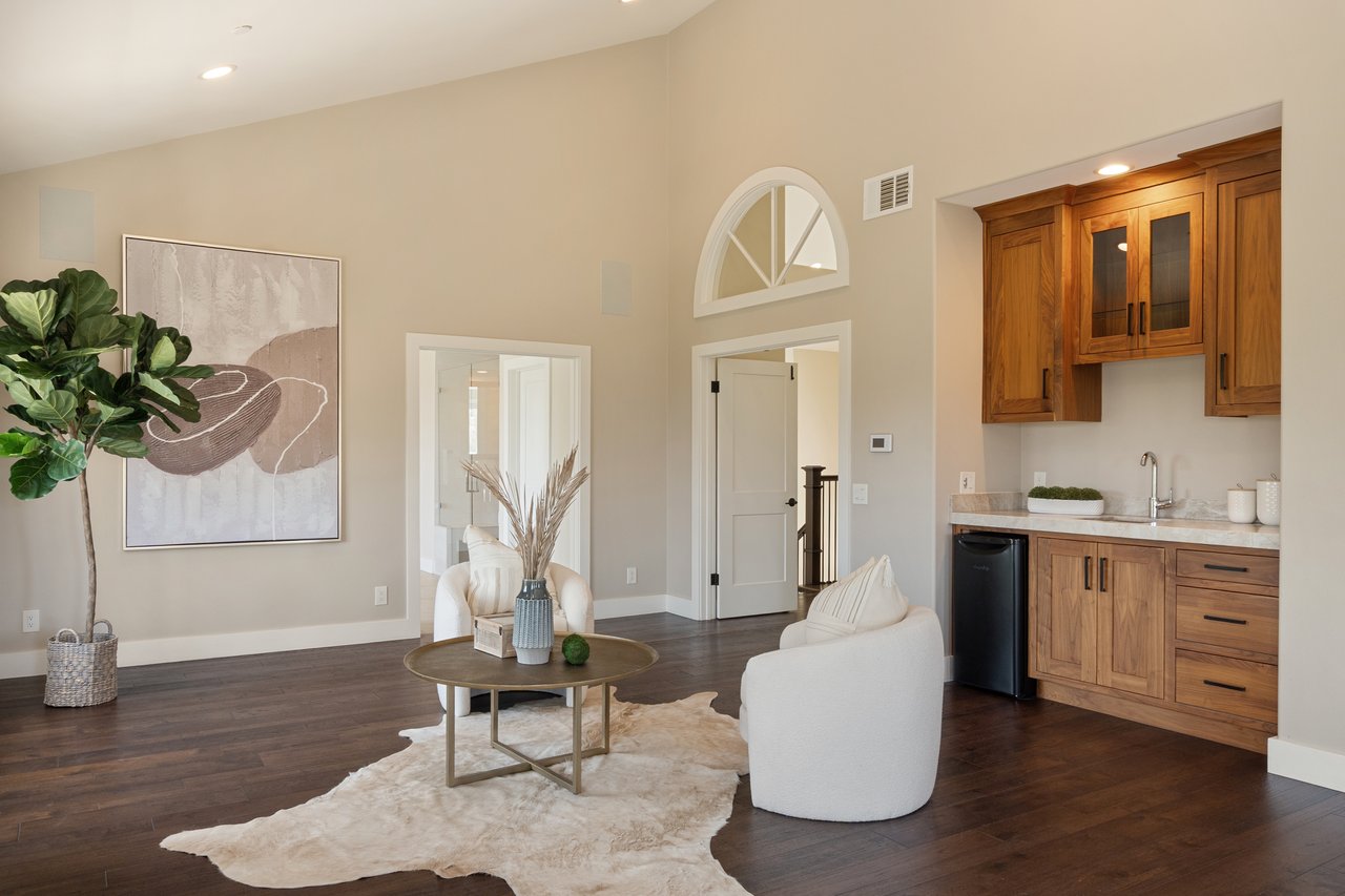 1805 Holly Tree Lane