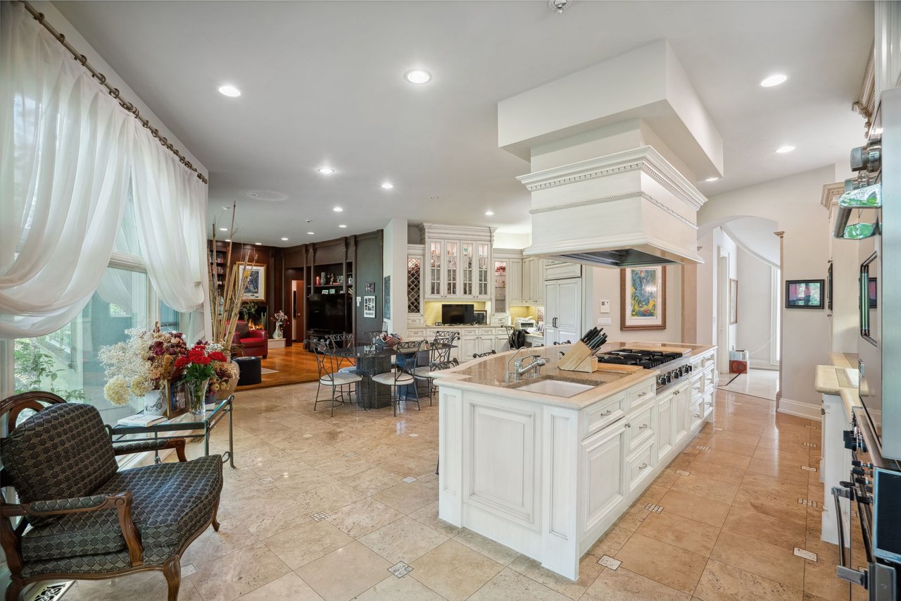 Prestigious Riverview Drive