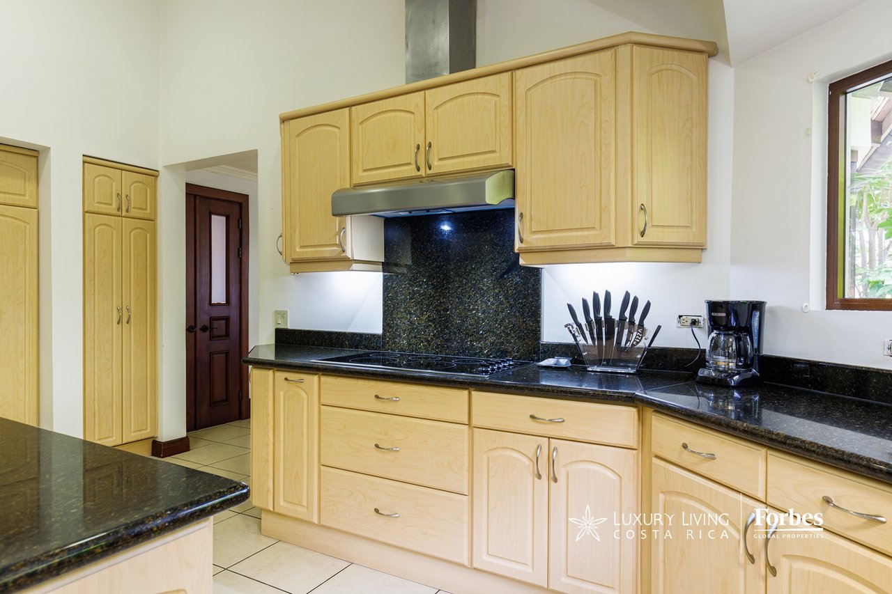 20336 - Luxury 5-bedroom home with an office and terrace in Cerro Alto, Escazú