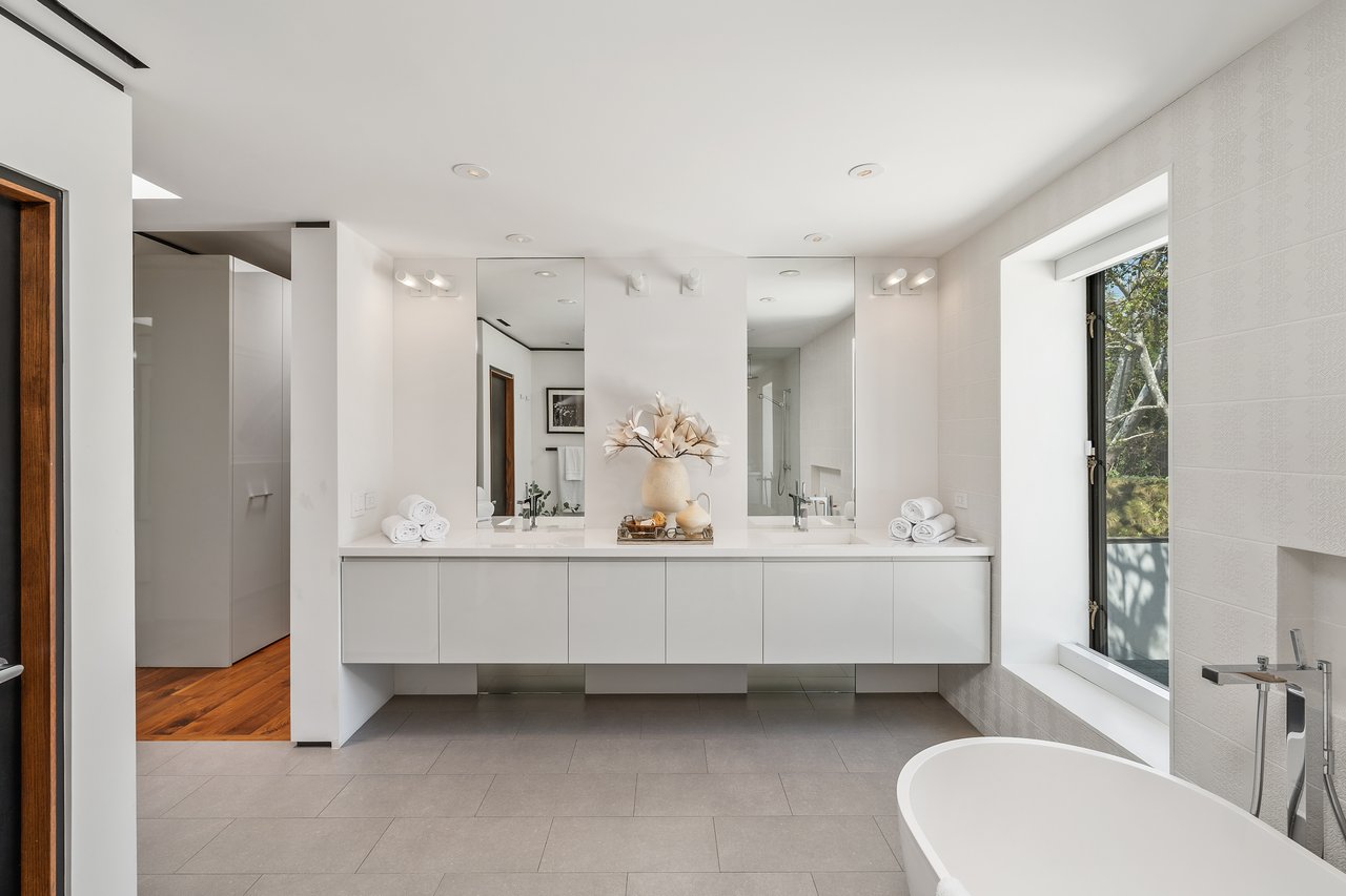  A Beverly Hills Architectural Masterpiece – Where Modern Luxury Meets Timeless Elegance