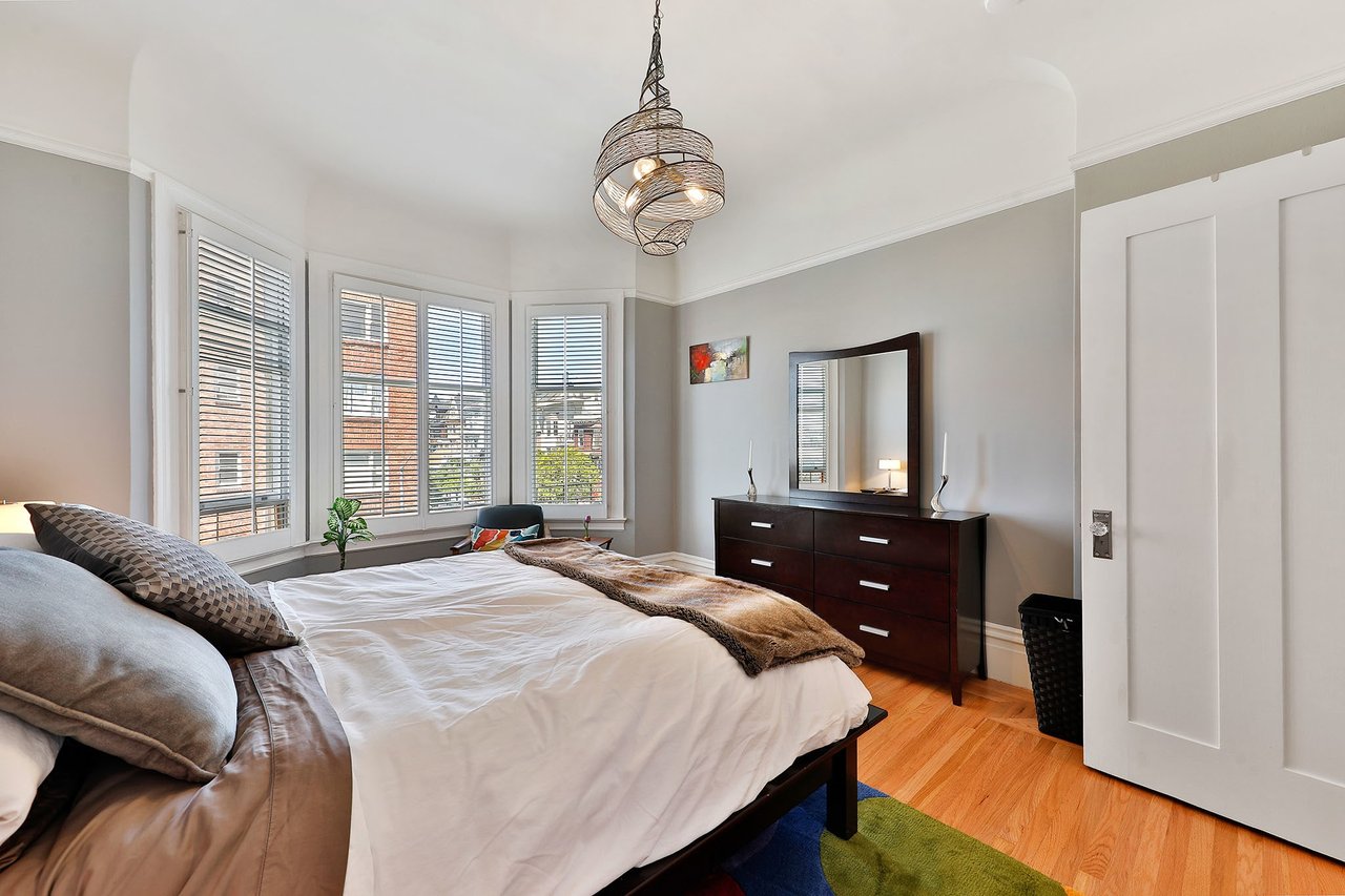 Stunning Top Floor Edwardian Style Condo