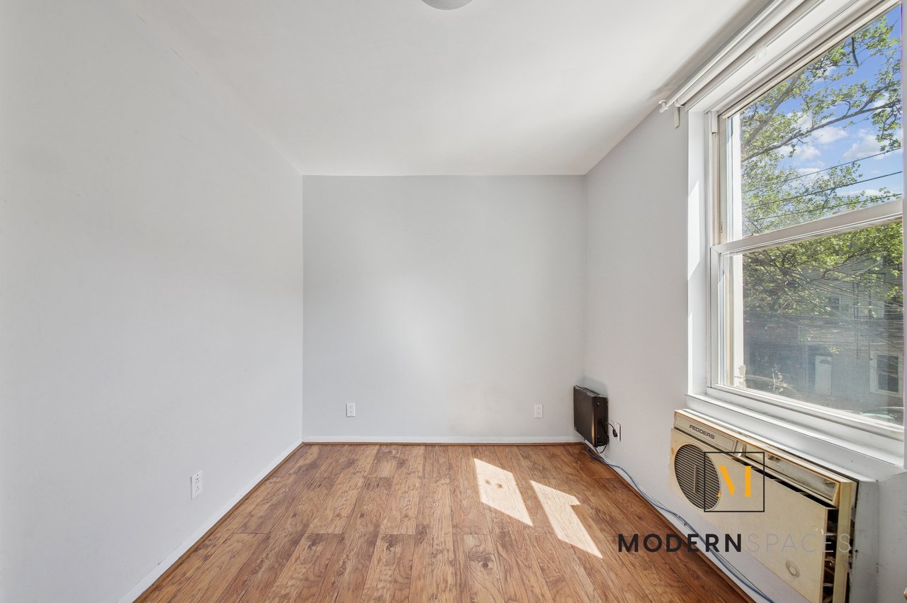 Large 2-Bed in LIC