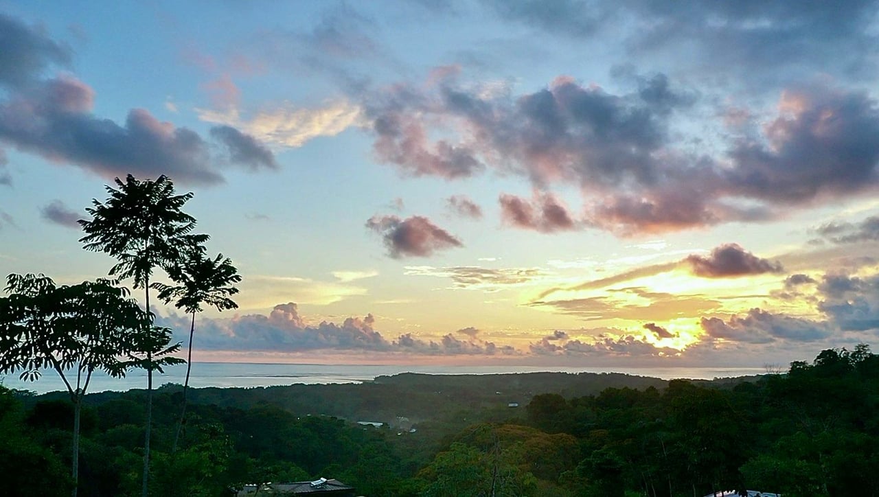 Phenomenal Ocean and Whale Tail View Lot In Uvita