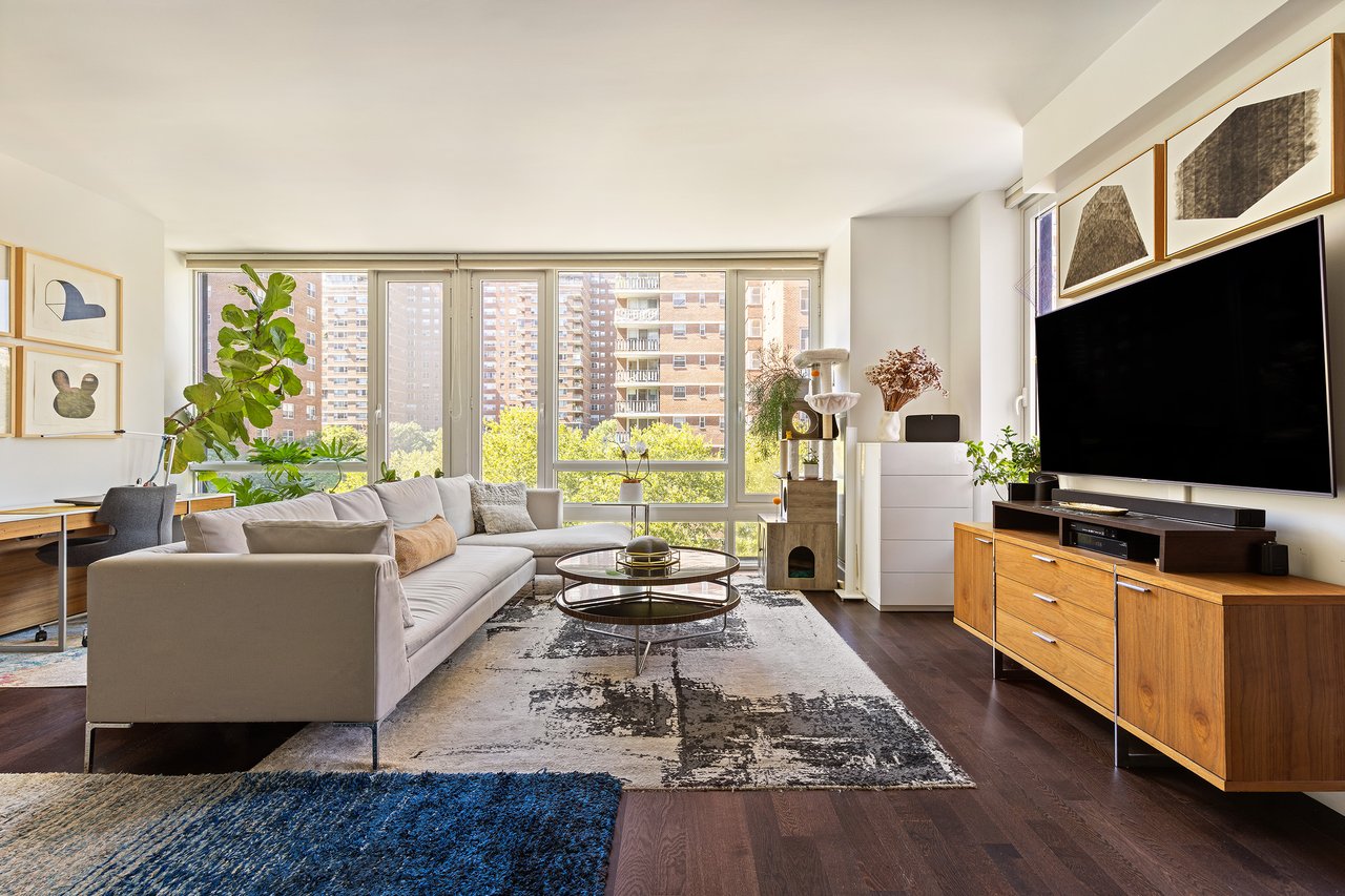 Chic Corner unit in Chelsea