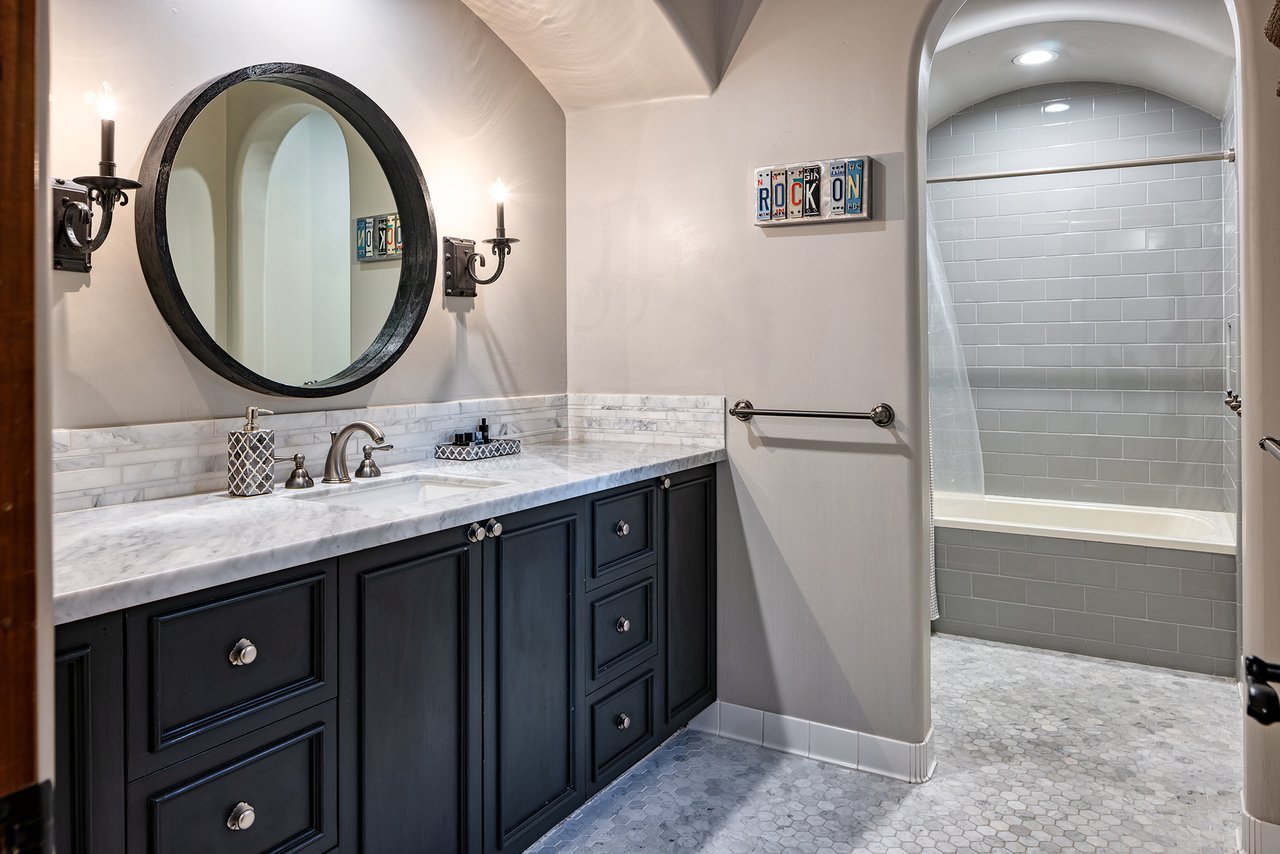 8243 N MOCKINGBIRD Lane