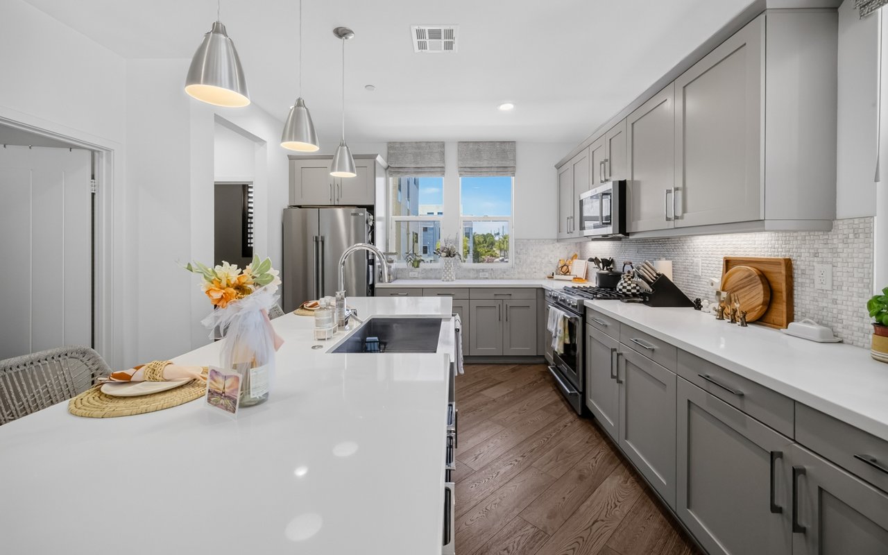 1687 Grand View