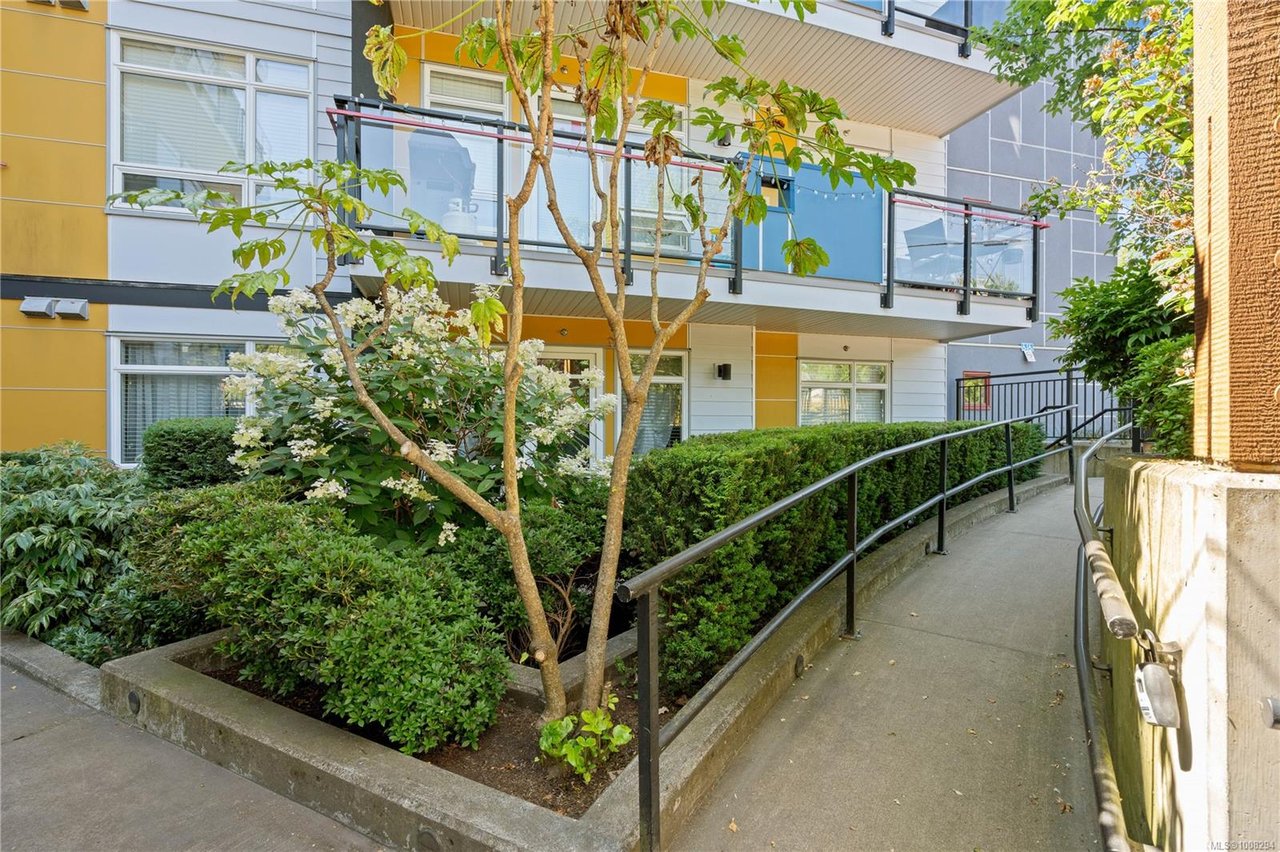 106-935 Cloverdale Ave, Saanich