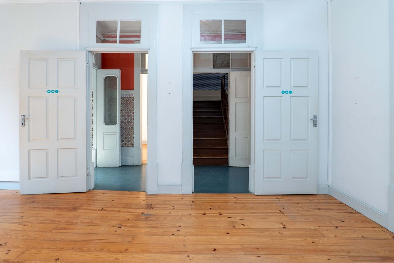 Historic Home for Restoration in Matosinhos, Porto – Prime Coastal Investment Opportunity