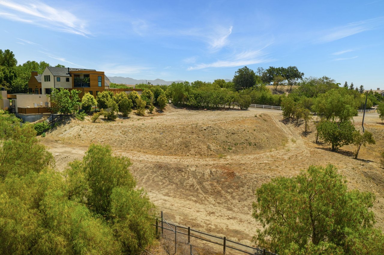 18149 Knoll Hill