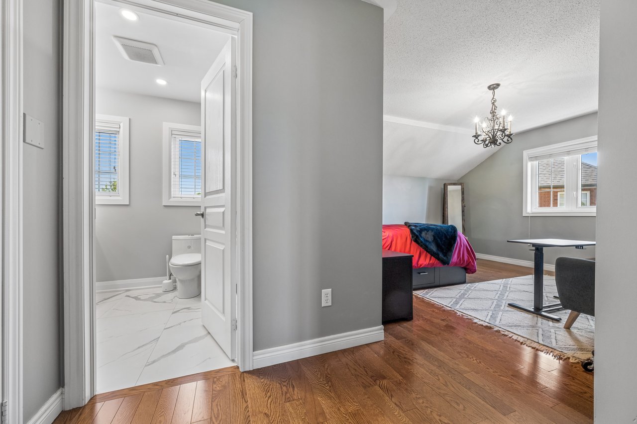 2283 Briargrove Circle, Oakville, ON