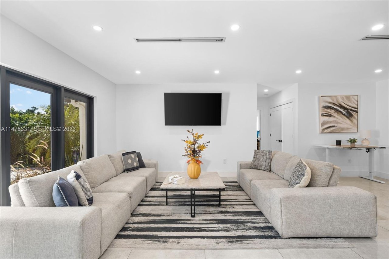 miami-pool-home-sold-living