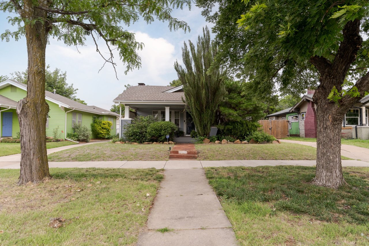 Historic Home listed by Jennifer Kragh Group