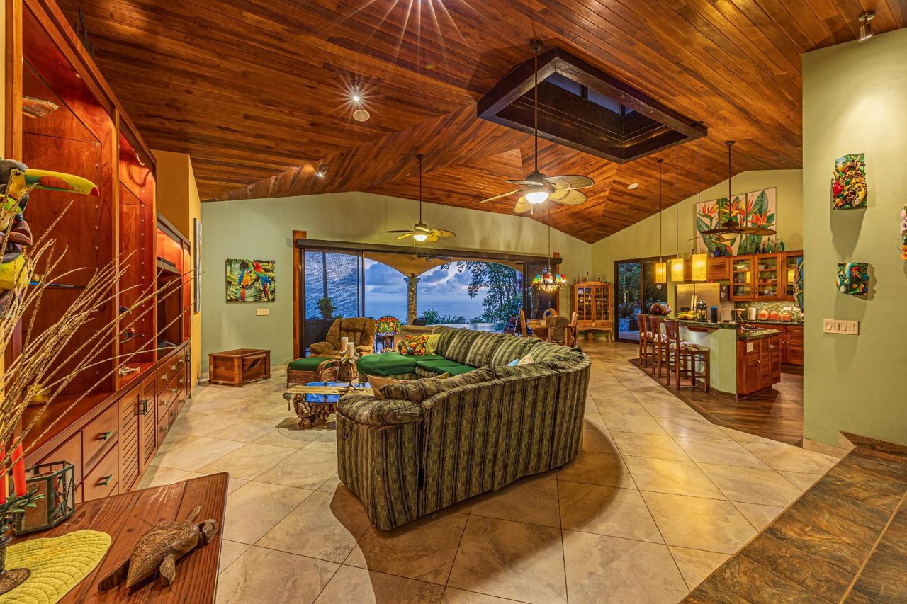 Modern Rainforest Villa Guest House, Dominical, Puntarenas
