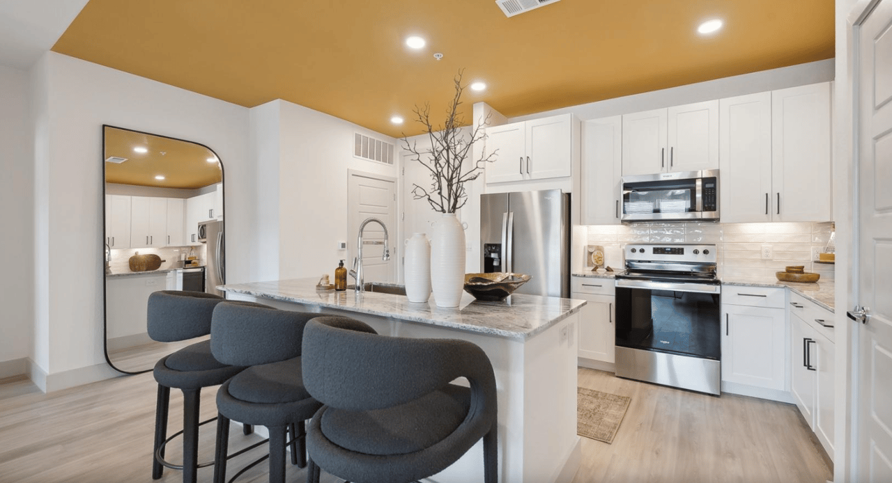 Up to 10 weeks free base rent & $1,000 gift card