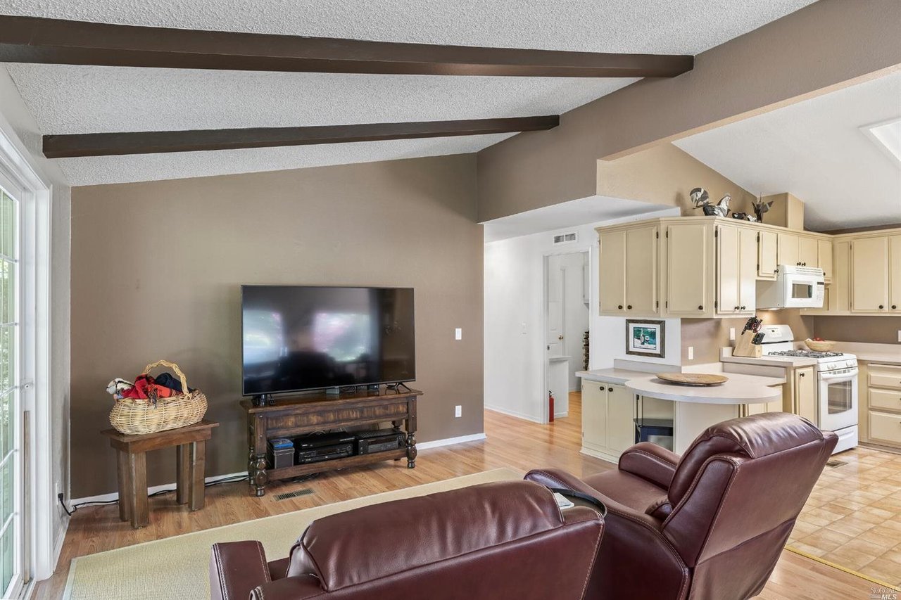 10 Los Robles Ct