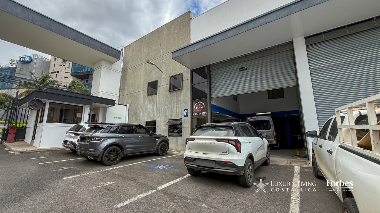 21581 - 3-Story Office/Warehouse with Easy Access to Route 27 in Guachipelin, Escazú
