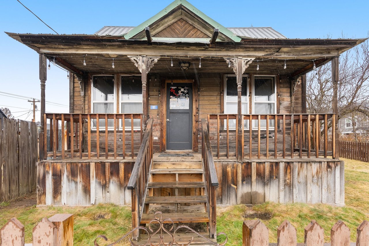 *SOLD* Just Listed In Roslyn