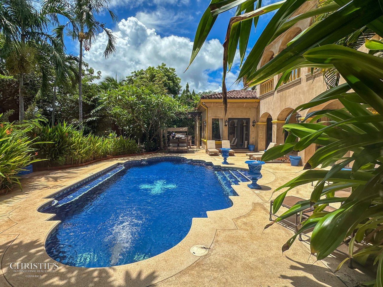 Golf-Front Tuscan-Style Estate – Villa Tuscana