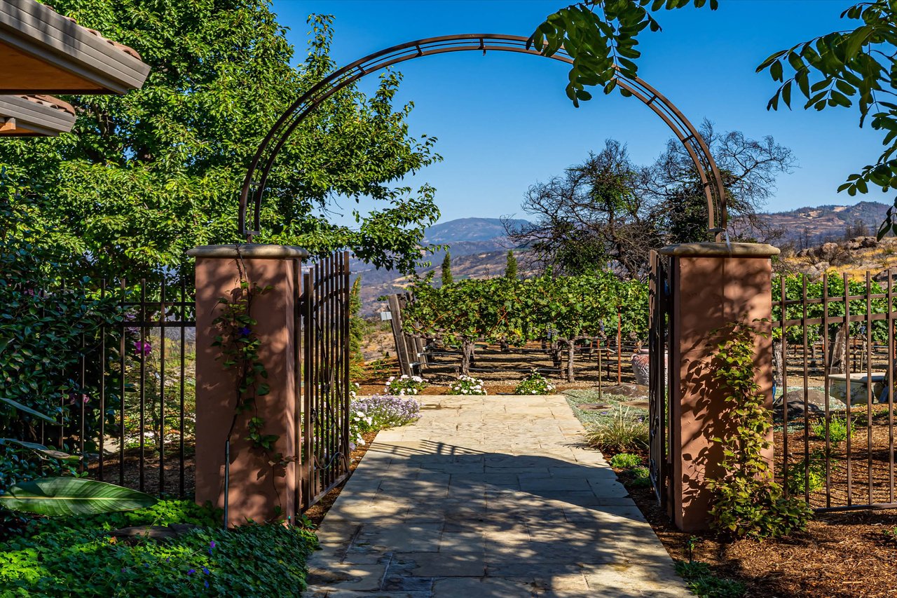 Luxurious Estate Above St. Helena