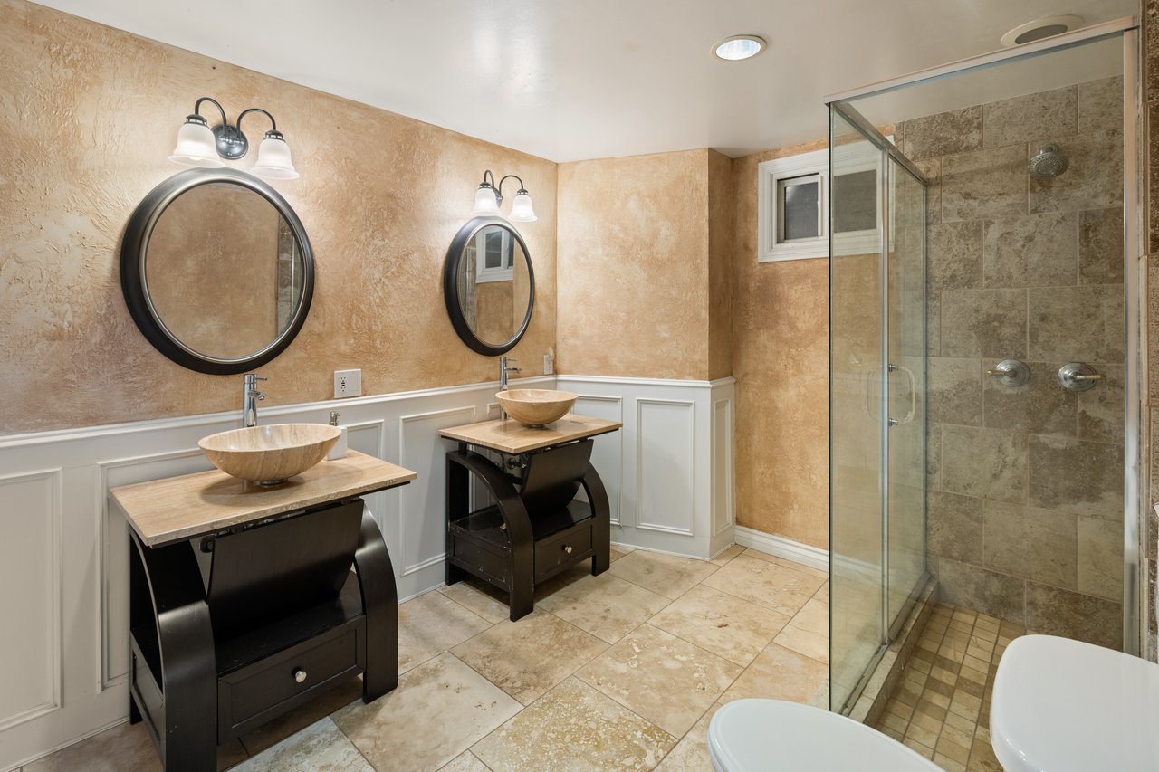 1018 N Tigertail Rd, Brentwood